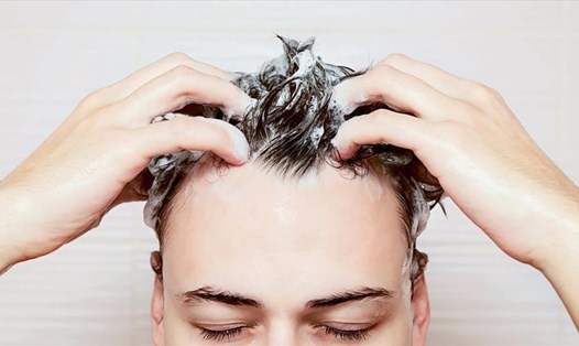 Lời khuyên dành cho phái nam không nên gội đầu thường xuyên sẽ khiến tóc bị yếu và dễ gãy rụng. Ảnh: Xinhua