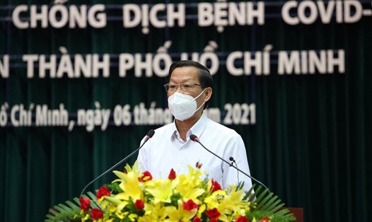 Chủ tịch UBND TPHCM Phan Văn Mãi phát biểu tại Lễ tuyên dương đoàn công tác tăng cường và tham gia phòng chống dịch COVID-19 tại TPHCM sáng 6.10. Ảnh: Anh Tú