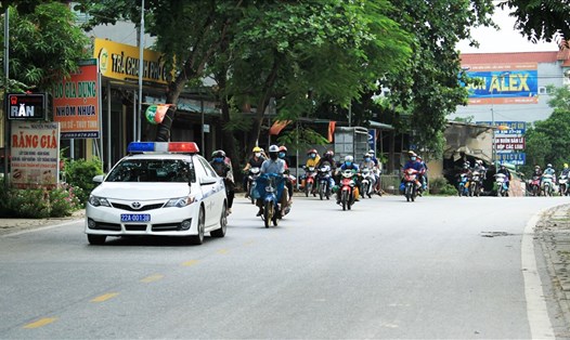 Xe dẫn đoàn của CSGT Tuyên Quang hộ tống đoàn người lao động trở về từ các tỉnh phía nam trên QL.2. Ảnh: Phong Quang