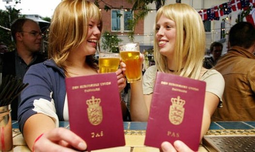 Hộ chiếu của 2 du khách Đan Mạch. Ảnh minh họa. Ảnh: AFP