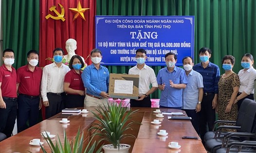 Đại diện Công đoàn Ngân hàng Việt Nam tại Phú Thọ trao hỗ trợ máy vi tính cho Trường Tiểu học Bình Phú. Ảnh: CĐCC