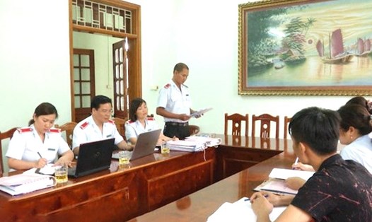 Đoàn thanh tra của tỉnh Lào Cai làm việc với doanh nghiệp. Ảnh: BHCC