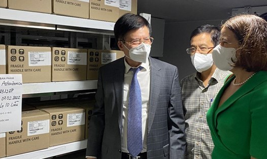 Đại sứ Australia Robyn Mudie cùng Thứ trưởng Bộ Y tế Trương Quốc Cường thăm kho lưu trữ vaccine tại Viện Vệ sinh Dịch tễ Trung ương. Ảnh: ĐSQ Australia