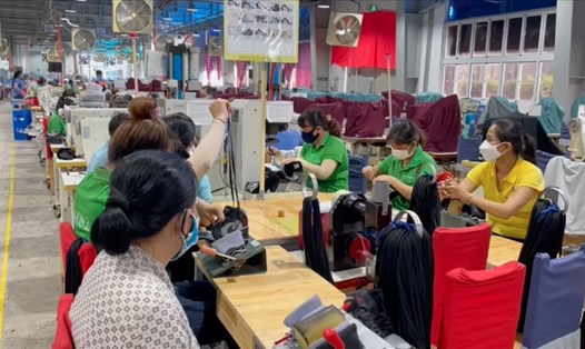 Công nhân Công ty TNHH Changshin Việt Nam (tỉnh Đồng Nai) sản xuất trở lại từ ngày 5.10. Ảnh: Hà Anh Chiến