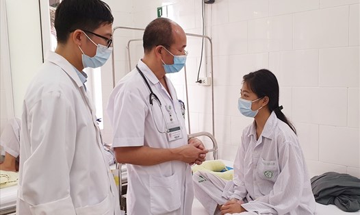 PGS.TS Đỗ Duy Cường (ở giữa) thăm khám cho bệnh nhân sốt xuất huyết tại Trung tâm nhiệt đới. Ảnh: BVCC