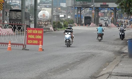 Người lao động từ TPHCM về Đồng Nai phải đi bằng xe ô tô, chưa áp dụng lưu thông liên vùng di chuyển bằng xe cá nhân. Ảnh: Hà Anh Chiến