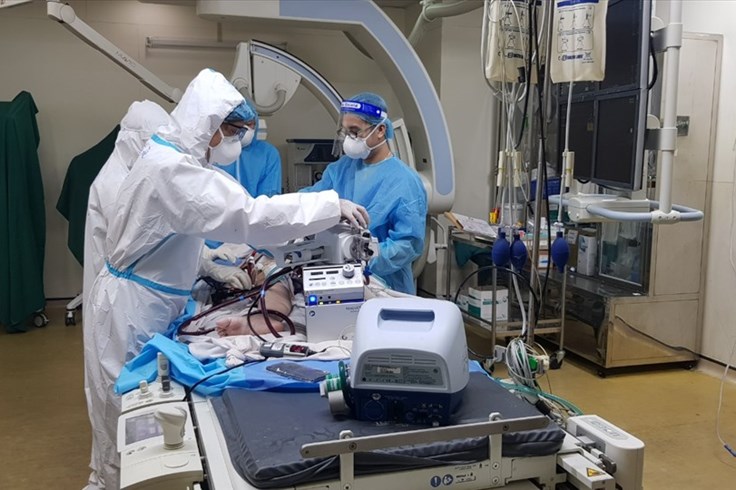 Lần đầu tiên can thiệp nút mạch điều trị ho ra máu ở bệnh nhân COVID-19 Lần đầu tiên can thiệp nút mạch điều trị ho ra máu ở bệnh nhân COVID-19
