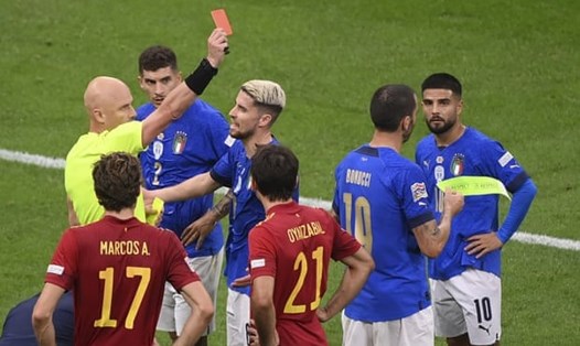 Chiếc thẻ đỏ của Bonucci đã phá hỏng trận đấu. Ảnh: UEFA.