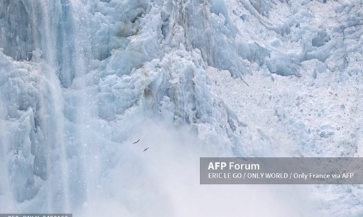 Sự tan chảy của băng vĩnh cửu ở Bắc Cực có thể giải phóng virus cổ đại và phóng xạ. Ảnh: AFP