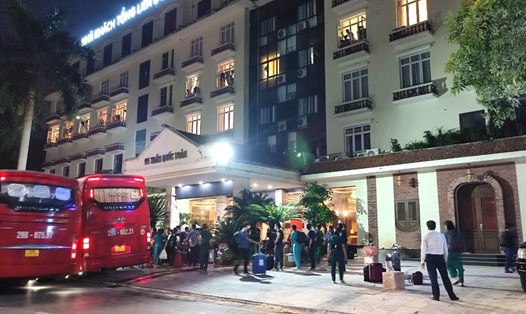 Các y bác sĩ, cán bộ y tế Bệnh viện Việt Đức vừa chống dịch COVID-19 trở về lưu trú tại Nhà khách Tổng Liên đoàn. Ảnh: NKCC