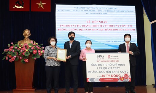 Đại diện chính quyền Thành phố Hồ Chí Minh tiếp nhận ủng hộ từ “Quỹ An Sinh Sức Sống Mới của BRG và SeABank”. Ảnh: BRG