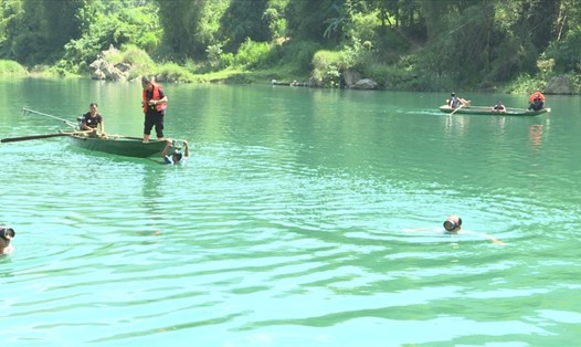 3 học sinh trong vụ lật thuyền tại Bắc Mê (Hà Giang) vẫn đang mất tích.