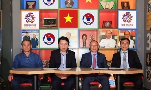 VFF thương lượng thành công với HLV Park Hang-seo vào cuối tháng 9.2017 để chiến lược gia này dẫn dắt tuyển Việt Nam. Ảnh: VFF.