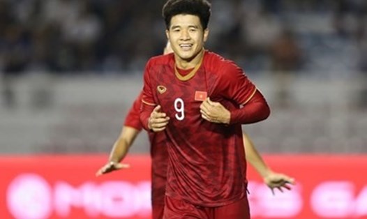 Tiền đạo Hà Đức Chinh bị loại trước thềm trận đấu với tuyển Trung Quốc. Ảnh: T.L