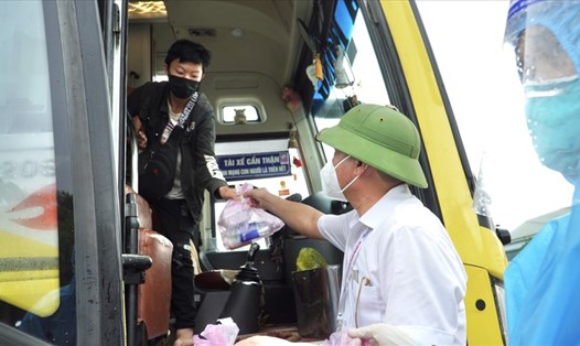 Lãnh đạo Trung tâm CDC Quảng Bình cung cấp các suất ăn cho người dân trên đường về quê. Ảnh: LPL
