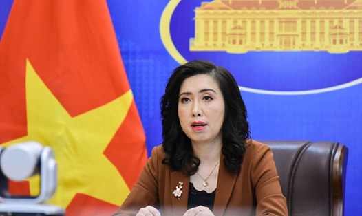 Người phát ngôn Lê Thị Thu Hằng cập nhật tình hình triển khai ''Hộ chiếu vaccine'' của Việt Nam tại cuộc họp báo thường kỳ Bộ Ngoại giao chiều 7.10. Ảnh: BNG