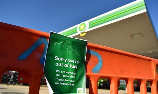 Biển báo hết nhiên liệu ở một trạm xăng tại Hildenborough, Anh ngày 24.9.2021. Ảnh: AFP