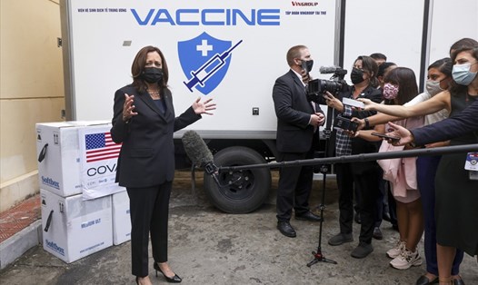 Phó Tổng thống Mỹ Kamala Harris đến thăm Viện Vệ sinh Dịch tễ Trung ương và tham quan kho lạnh âm sâu bảo quản vaccine Pfizer-BioNTech trong chuyến thăm Việt Nam hồi tháng 8. Ảnh: AFP