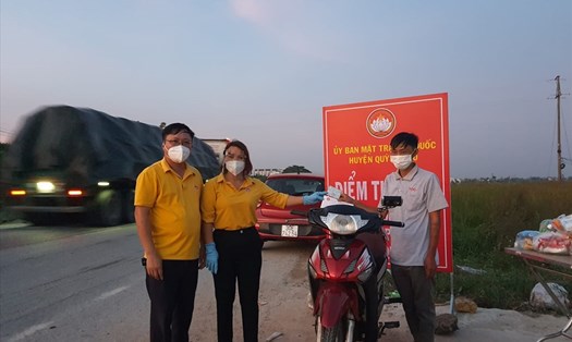 Lãnh đạo Mặt trận Tổ quốc Việt Nam huyện Quỳnh Lưu tặng xe máy cho ông Vừ Mí Chơ. Ảnh: HĐ