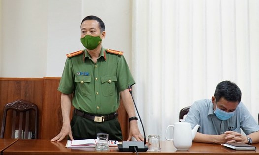 Đại tá Nguyễn Thế Hùng - Giám đốc Công an Ninh Thuận - thông tin việc xử phạt người dân trở về quê. Ảnh: Huỳnh Hải.