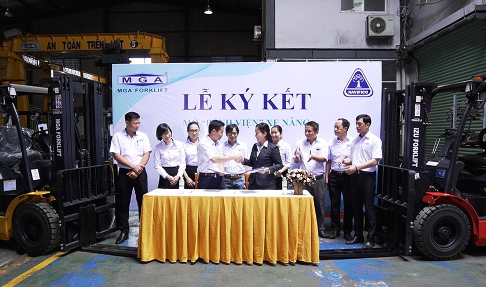 Lễ ký kết mở thêm nhà xưởng để đám ứng nhu cầu đại tu, bảo hành, trong đó có khám chữa bệnh miễn phí cho xe nâng của các doanh nghiệp do MGA Việt Nam cung cấp. Ảnh: Anh Thư