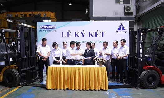 Lễ ký kết mở thêm nhà xưởng để đám ứng nhu cầu đại tu, bảo hành, trong đó có khám chữa bệnh miễn phí cho xe nâng của các doanh nghiệp do MGA Việt Nam cung cấp. Ảnh: Anh Thư