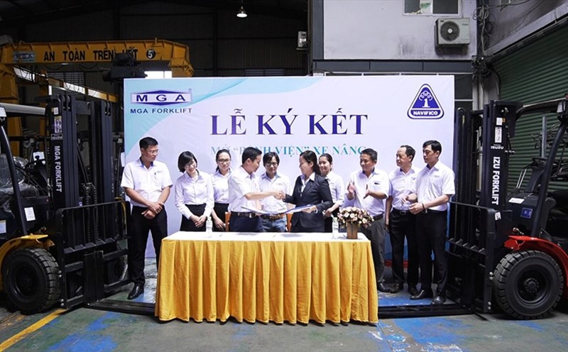 Lễ ký kết mở thêm nhà xưởng để đám ứng nhu cầu đại tu, bảo hành, trong đó có khám chữa bệnh miễn phí cho xe nâng của các doanh nghiệp do MGA Việt Nam cung cấp. Ảnh: Anh Thư