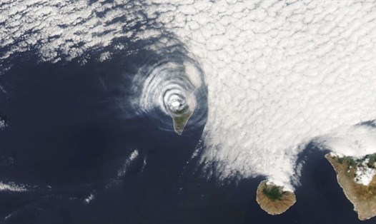 Đám mây hình mắt bò kỳ dị bên trên núi lửa La Cumbre Vieja đang hoạt động ở Tây Ban Nha. Ảnh: NASA