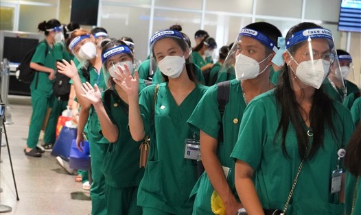 Đoàn y bác sĩ, sinh viên của Bệnh viện Bạch Mai và Cao đẳng Y tế Bạch Mai rời khỏi TPHCM sau khi đã hoàn thành nhiệm vụ chi viện. Ảnh: Anh Tú
