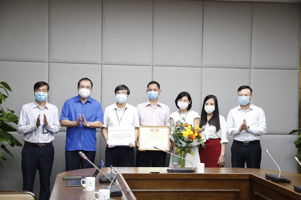 Lãnh đạo Công đoàn Điện lực Việt Nam trao hỗ trợ, bằng khen cho Tổ tư vấn COVID-19 Tập đoàn EVN. Ảnh: CĐCC