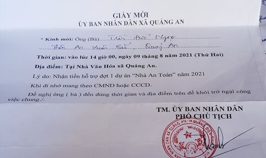 Giấy mời nhận tiền hỗ trợ của UBND xã Quảng An gửi cho người dân. Ảnh: PV.