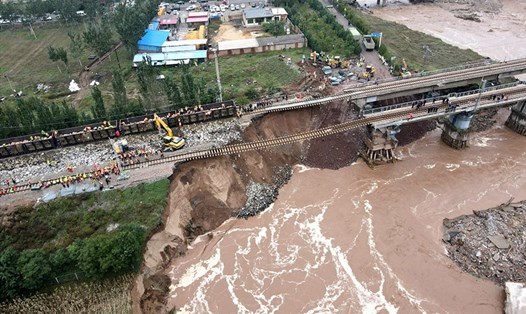 Khôi phục cây cầu đường sắt bị hư hỏng do lũ lụt ở tỉnh Sơn Tây, Trung Quốc ngày 7.10.2021. Ảnh: CFP/Xinhua