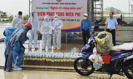 Điểm hỗ trợ xăng miễn phí người lao động các tỉnh phía Nam về quê ở hầm Hải Vân của Công đoàn Đà Nẵng. Ảnh: Thanh Hùng