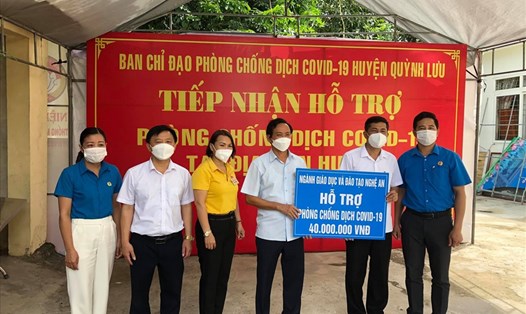 Ngành giáo dục Nghệ An tặng quà hỗ trợ lực lượng chống dịch bệnh COVID-19 huyện Quỳnh Lưu. Ảnh: HĐ