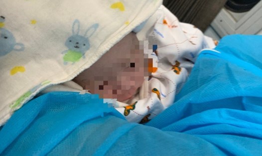 Cháu bé được sinh ra an toàn ngay trên chuyến tàu trở về quê hương Quảng Bình tránh dịch COVID-19. Ảnh: CTV