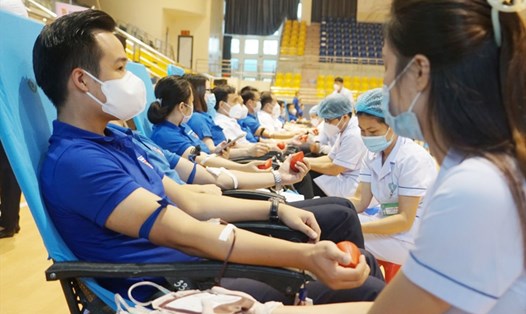 Các tình nguyện viên tham gia hiến máu. Ảnh: TT.