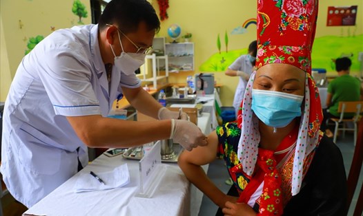Tiêm vaccine phòng COVID-19 cho người dân huyện miền núi Bình Liêu, tỉnh Quảng Ninh. Ảnh: CTV