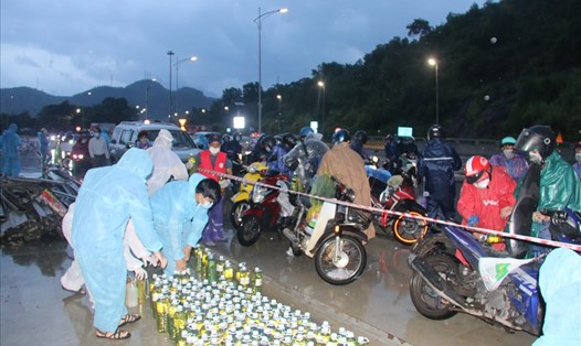 Người dân các tỉnh phía Nam về quê được LĐLĐ thành phố Đà Nẵng tiếp xăng ở Trạm trung chuyển hầm Hải Vân. Ảnh: Thanh Chung