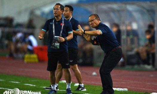 Những trợ lý thân cận với huấn luyện viên Park Hang-seo chắc chắn sẽ có những đóng góp cho chiến lược gia người Hàn Quốc ở các trận đấu sắp tới. Ảnh: AFP