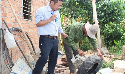 Lực lượng y tế tỉnh Đắk Lắk hướng dẫn người dân diệt loăng quăng, bọ gậy phòng bệnh sốt xuất huyết thời điểm chưa bùng phát dịch COVID-19. Ảnh: Nam Trang