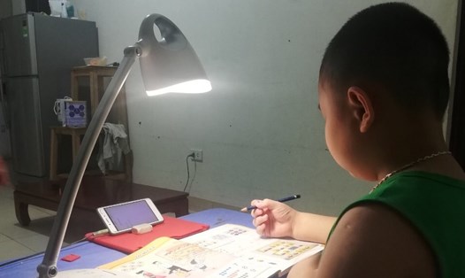Các em học sinh gặp nhiều khó khăn khi học bằng hình thức online. Trong ảnh: Một con công nhân trọ tại toà nhà CT1A (xã Kim Chung, huyện Đông Anh, Hà Nội) đang học online. Ảnh: NVCC
