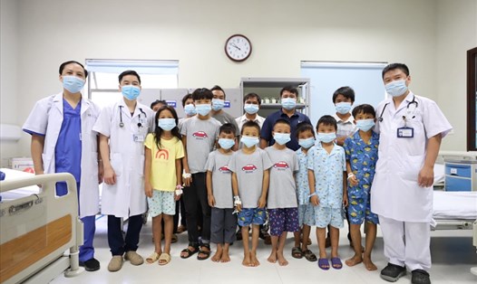 Các bé được các bác sĩ BV Nhi Trung ương cứu sống sau khi ngộ độc quả hồng trâu. Ảnh: BVCC