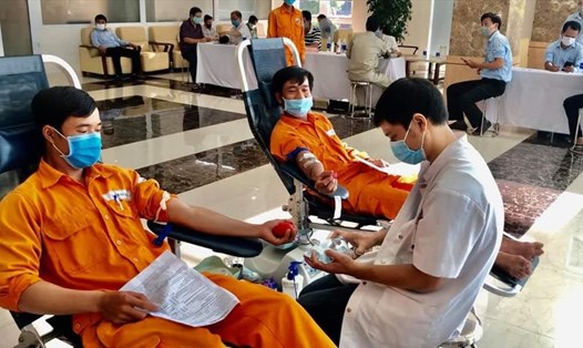 Các đoàn viên, người lao động Công ty Điện lực Thừa Thiên Huế tham gia hiến máu cứu người. Ảnh: ĐP.