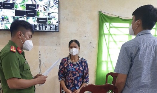 Công an bắt giữ nữ giám đốc Nguyễn Thị Hồng về hành vi lừa đảo, chiếm đoạt tài sản. Ảnh: HL