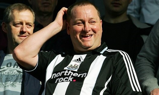 Ông chủ Mike Ashley giờ đã trở thành một cổ động viên đúng nghĩa của Newcastle. Ảnh: AFP.