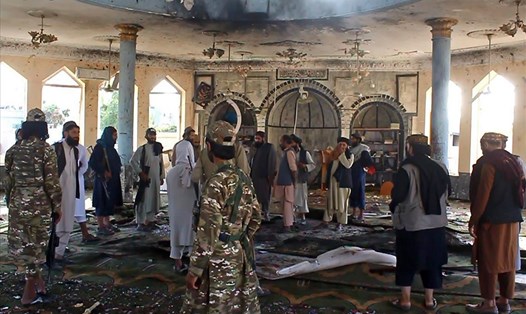 Hiện trường vụ đánh bom nhà thờ ở Afghanistan ngày 8.10. Ảnh: AFP