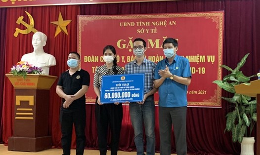 Chủ tịch LĐLĐ tỉnh Nghệ An tặng quà động viên đoàn cán bộ nhân viên y tế chi viện miền Nam chống dịch trở về. Ảnh: HM