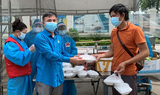 Công đoàn cơ quan Liên đoàn Lao động tỉnh Nghệ An hỗ trợ xôi nóng cho công nhân, người lao động từ miền Nam về quê. Ảnh: VN