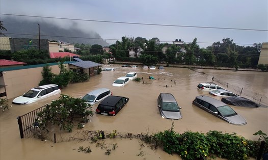 Mưa lớn gây lũ lụt ở Uttarakhand, Ấn Độ, ngày 19.10.2021. Ảnh: AFP