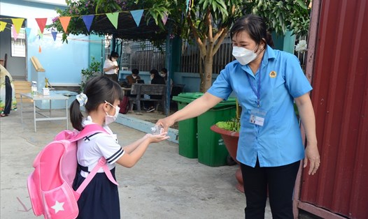 Học sinh Trường Tiểu học Thạnh An (Cần Giờ, TPHCM) được hướng dẫn rửa tay sát khuẩn trước khi vào lớp học. Ảnh: Huyên Nguyễn